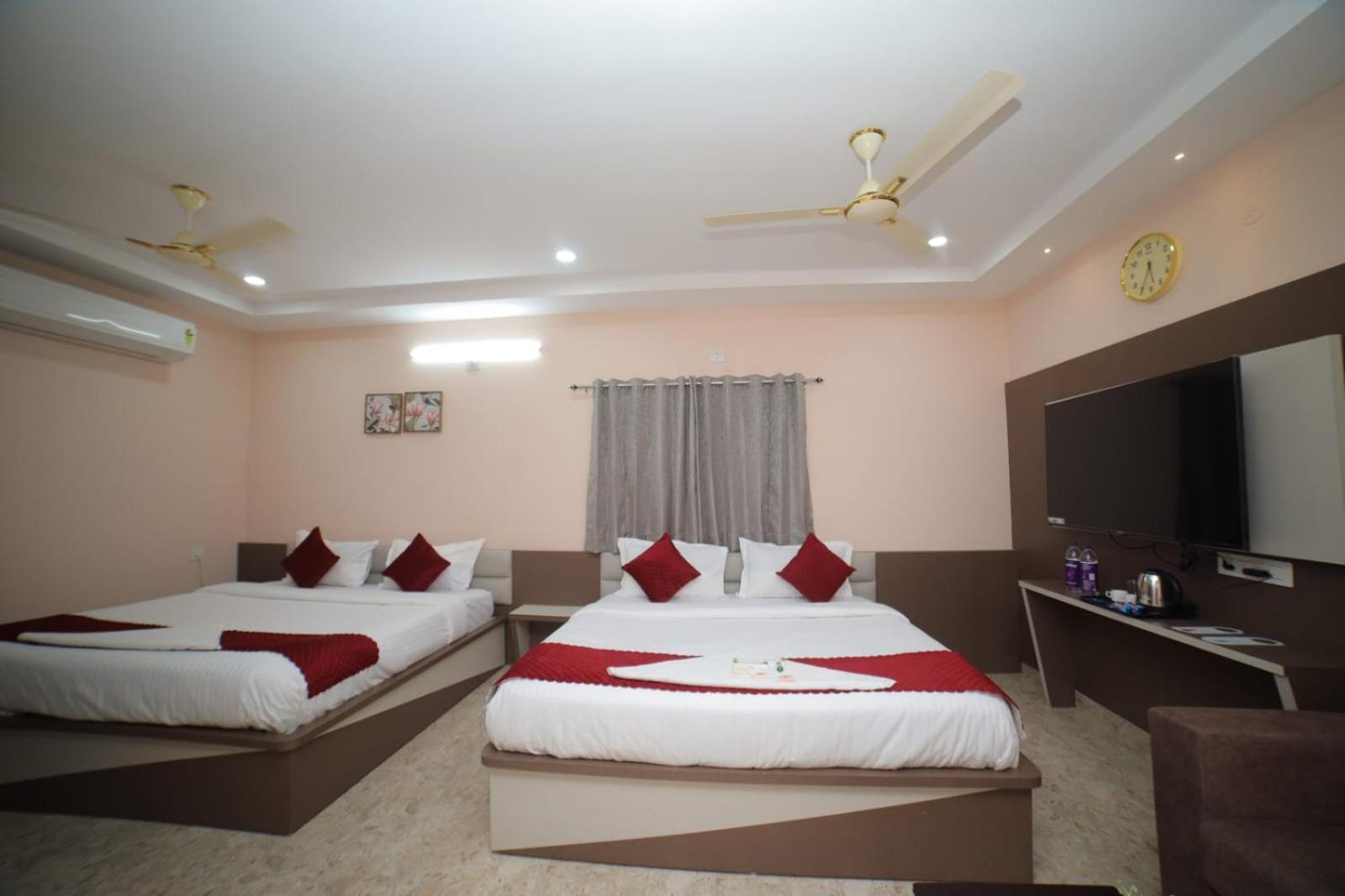 Sri Ganesh Grand Hotel Tirupati Bagian luar foto